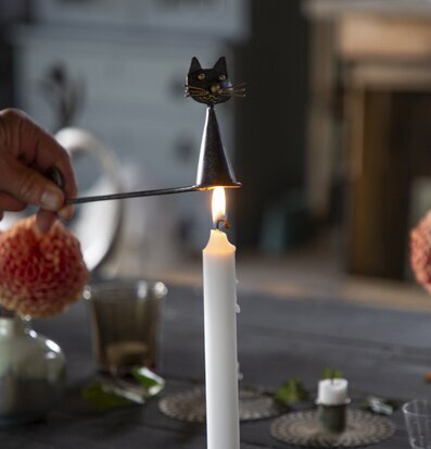 Ljussläckare Katt Hamrad Plåt från Different Design på bord