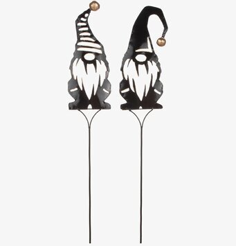 Tomte På Stick Hamrad plåt från Different Design i trädgård