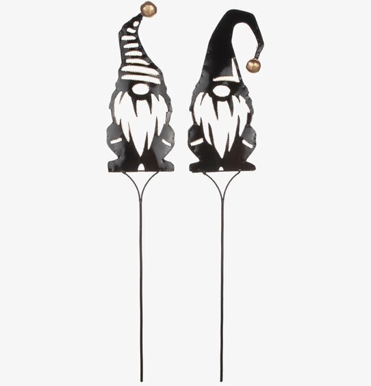 Tomte På Stick Hamrad plåt från Different Design i trädgård
