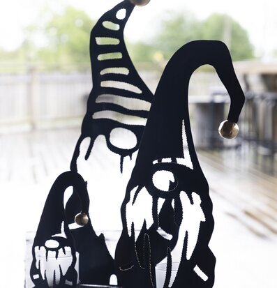 Tomte Hamrad Plåt från Different Design i en trädgårdsmiljö