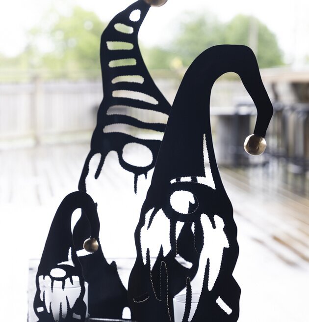 Tomte Hamrad Plåt från Different Design i en trädgårdsmiljö