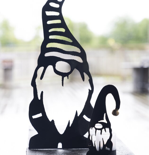 Tomte Hamrad Plåt från Different Design, två storlekar