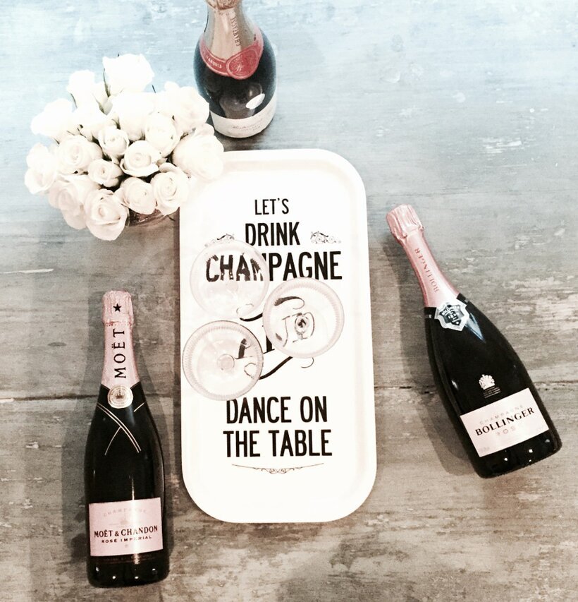 Bricka Champagne Vit från I Love Design på grått bord