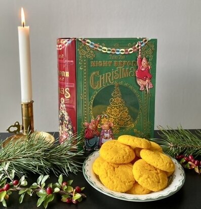 Bild av julstämning med kakor och ljusarrangemang