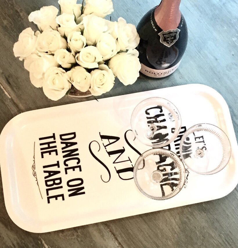 Bricka Champagne Vit från I Love Design med champagneglas