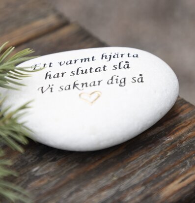 Vit Sten Med Graverad Text - Ett varmt hjärta från Different Design