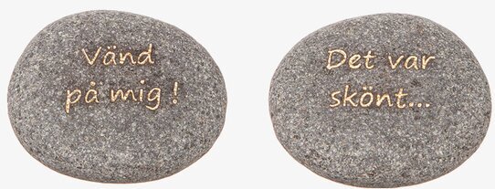 Grå Sten - Vänd På Mig från Different Design med text