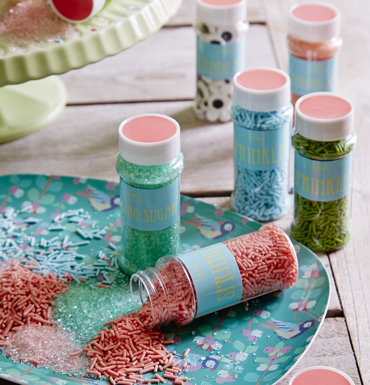 Sanding Sugar Bakdekoration från Rice på rustikt träbord