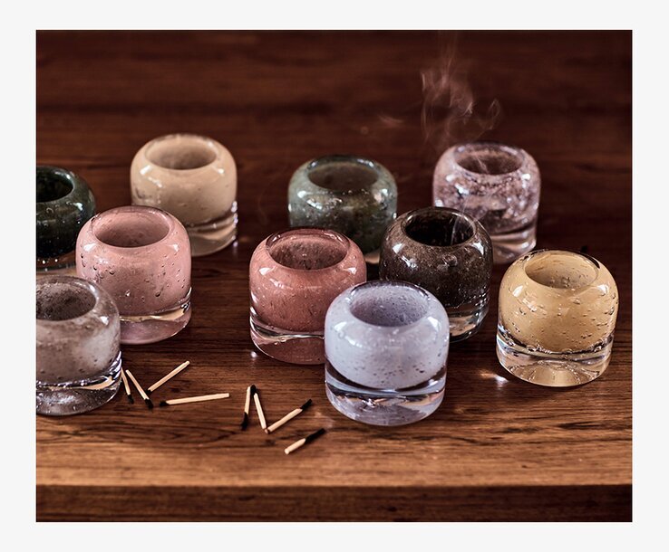 Leah Ljuskopp Ljusgrå Stor från Olsson & Jensen på träbord