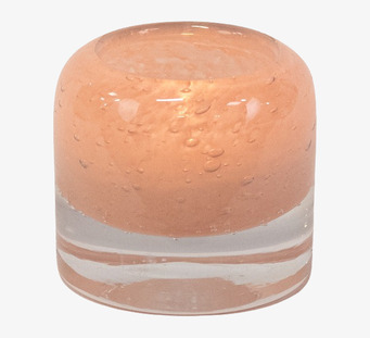 Foto av elegant rosa ljushållare i glas med bubblor