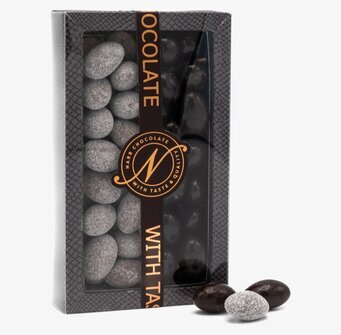 Bild av exklusiv förpackning med mandlar och choklad