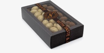 Foto av elegant förpackning med kola- och kanelmandlar