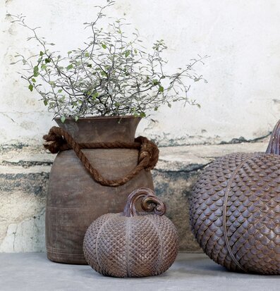 Pumpa Medium Antique Mocca från Chic Antique på betongyta