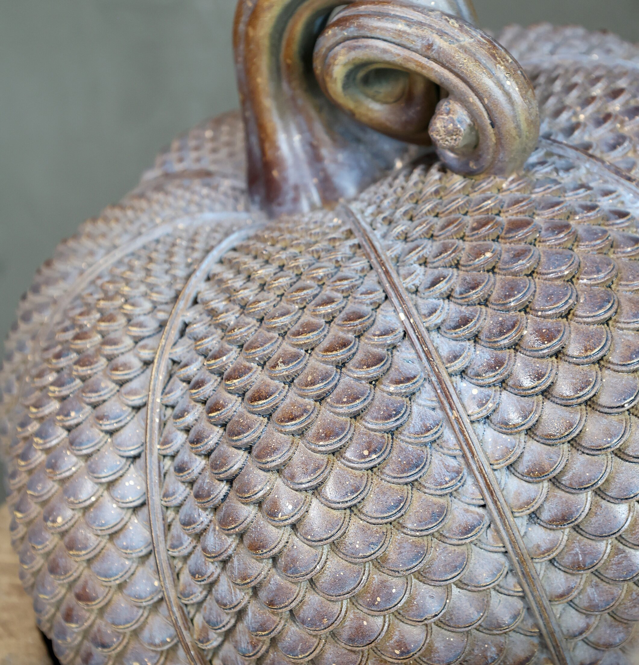 Pumpa Stor Antique Mocca från Chic Antique på träbord