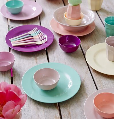 Bild av färgglad och inspirerande dukning för middag