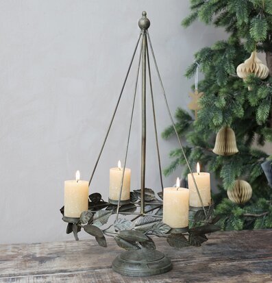 Ljusstake Antik Mässing från Chic Antique på träbord