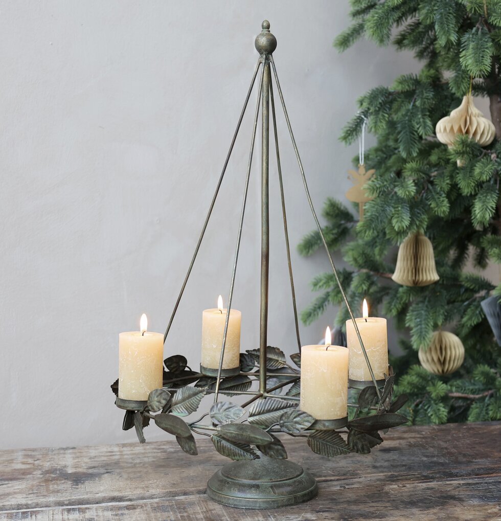 Ljusstake Antik Mässing från Chic Antique på träbord