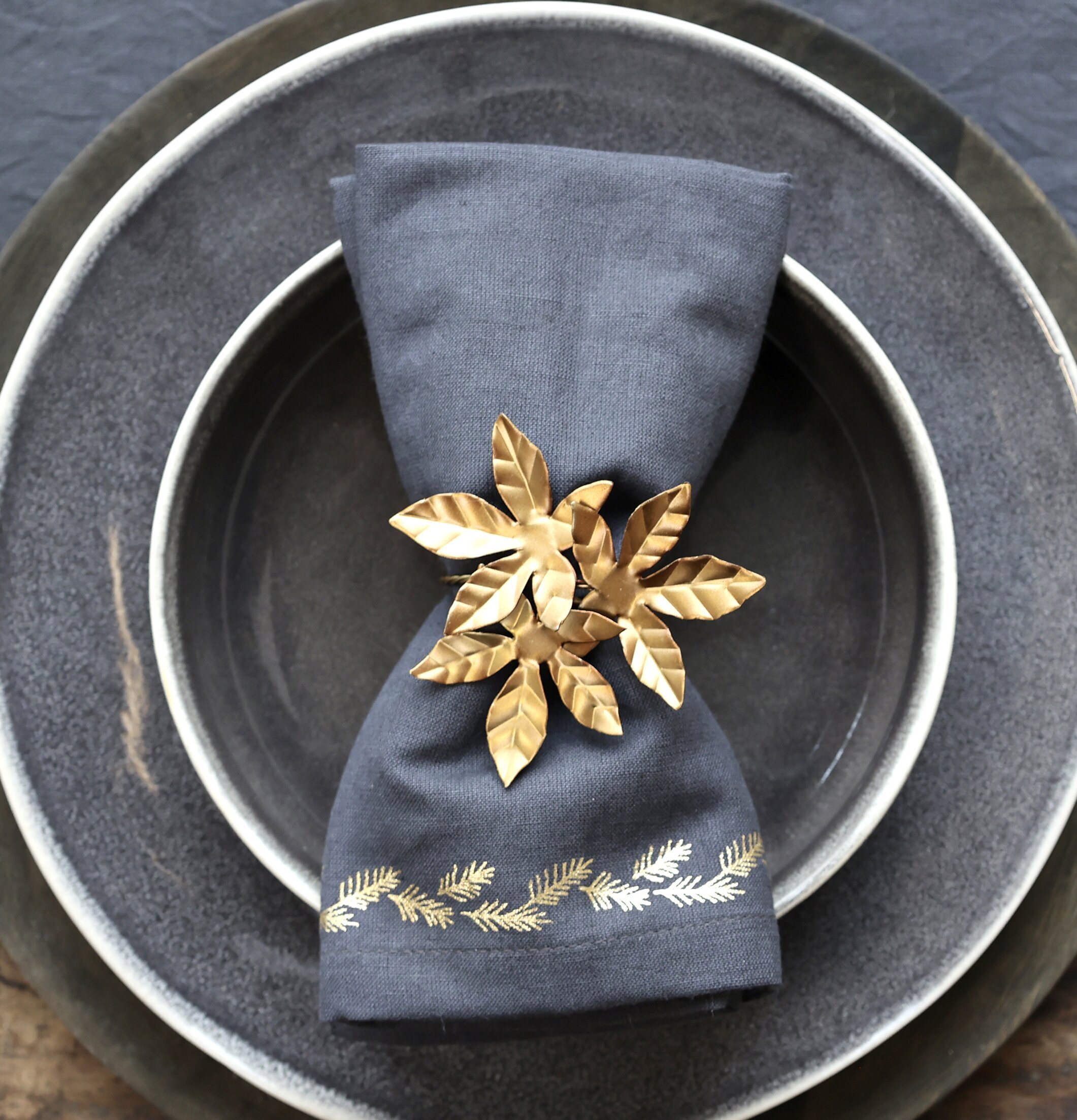 Servettring Blad Mässing från Chic Antique på mörkblå servett