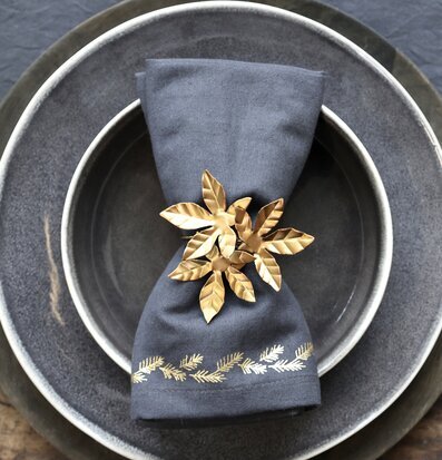 Servettring Blad Mässing från Chic Antique på mörkblå servett