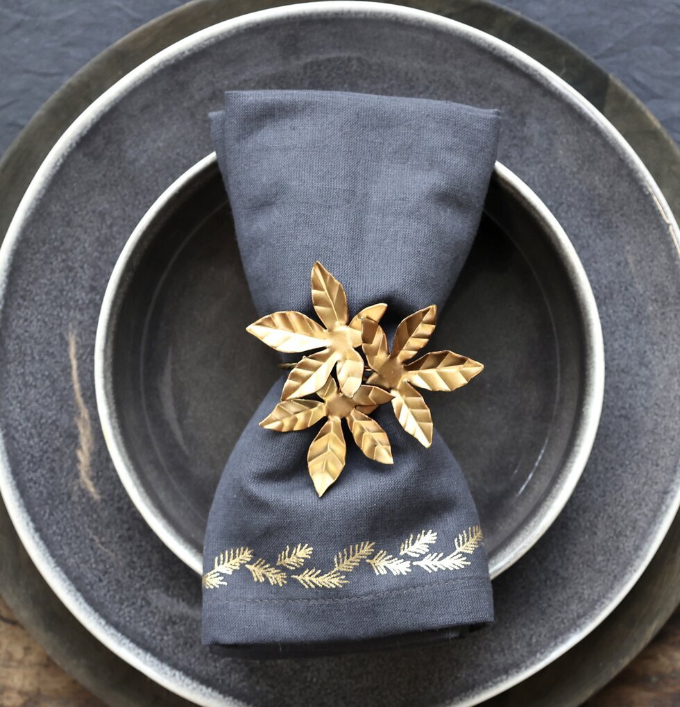 Servettring Blad Mässing från Chic Antique på mörkblå servett