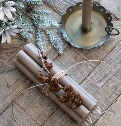 Kronljus Linen från Chic Antique i antik mässingsljusstake