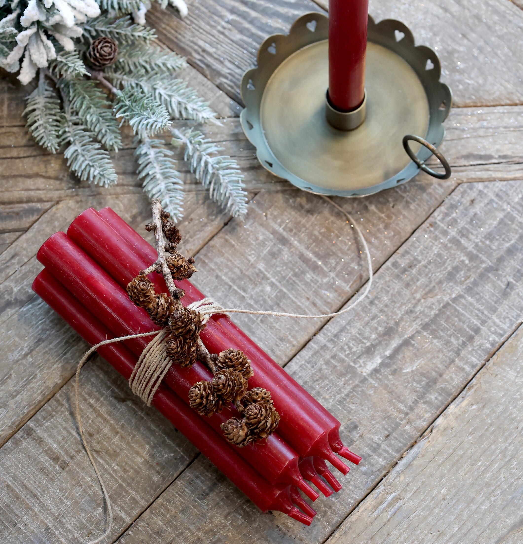 Kronljus Röd från Chic Antique i elegant ljusstake och bunt