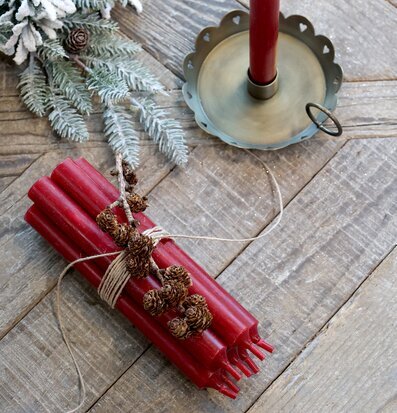 Kronljus Röd från Chic Antique i elegant ljusstake och bunt