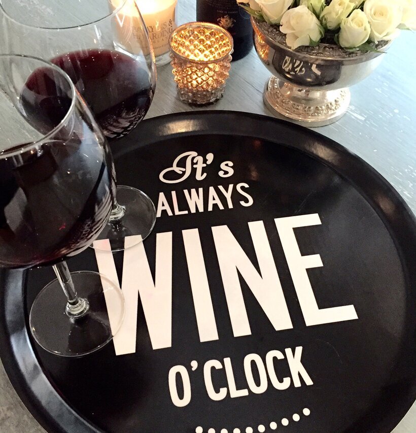 Bricka Wine från I Love Design med texten It's Always Wine O'Clock