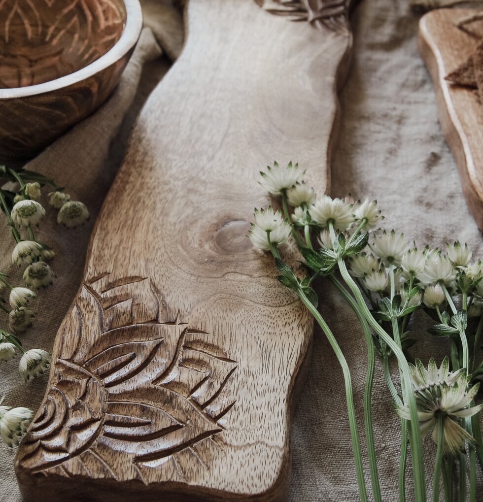 Skärbräda Fleur Stor från Majas Cottage med snidade detaljer