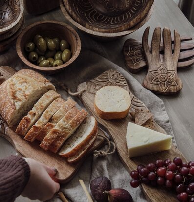 Skärbräda Fleur Liten från Majas Cottage med bröd och ost