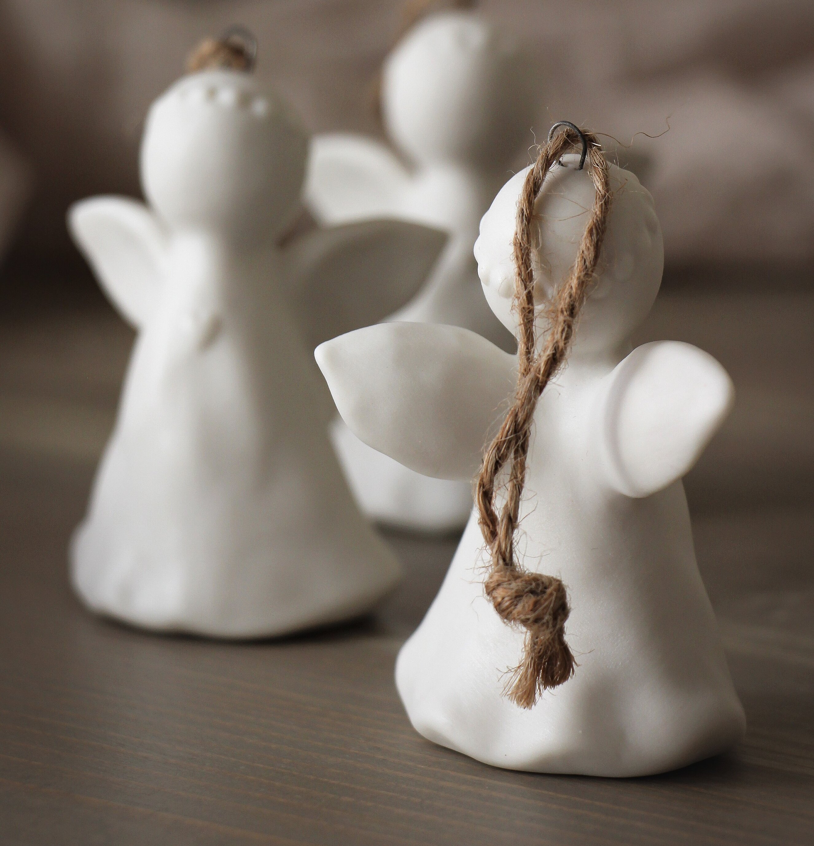 Skyddsängel Hängande Keramik från Majas Cottage på träbord