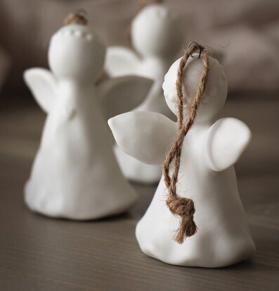 Skyddsängel Hängande Keramik från Majas Cottage på träbord