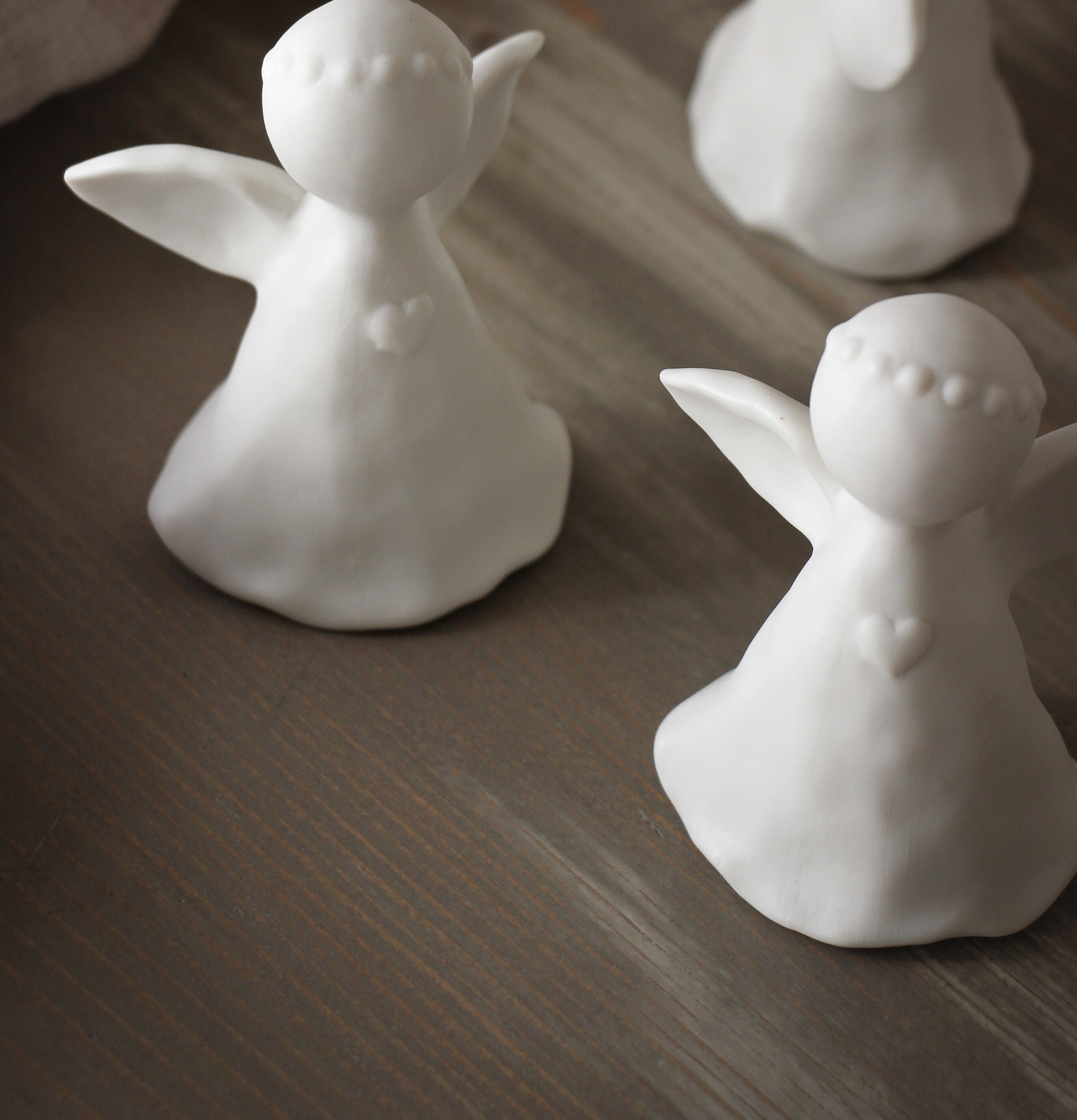 Guardian Angel Heart Liten från Majas Cottage på träbord