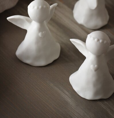 Guardian Angel Heart Liten från Majas Cottage på träbord