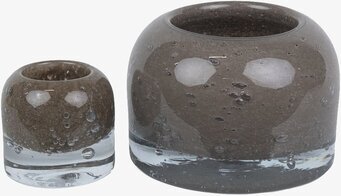 Bild av eleganta ljuskoppar i taupe-ton på vit bakgrund