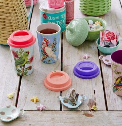 Bild av färgglad inredning med te och dekorativa detaljer