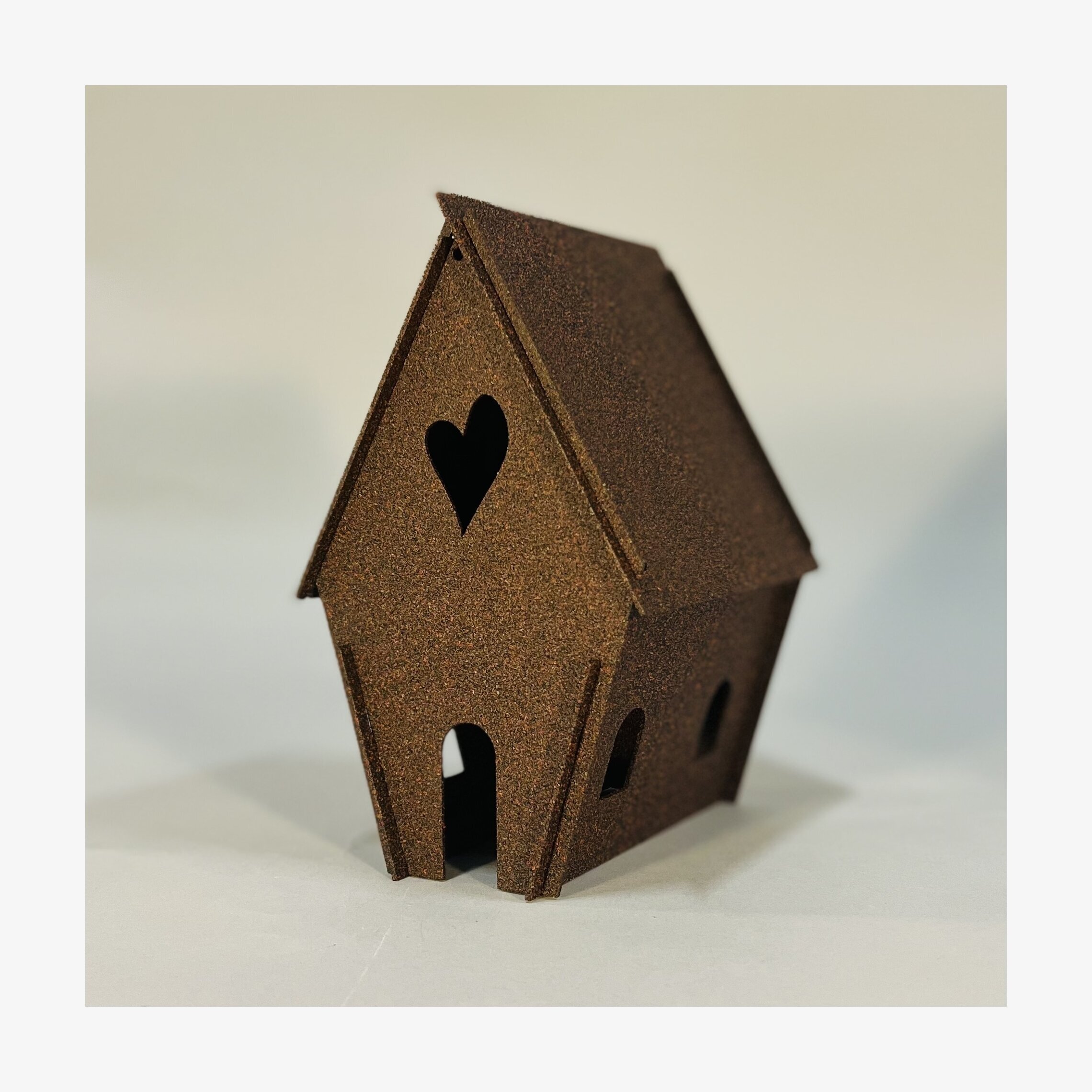 #ÄlskaPlåt Pepparkakshus Brun från Älskaplåt på vit bakgrund