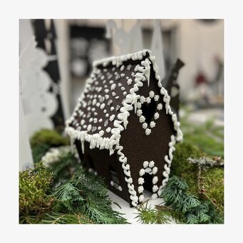 #ÄlskaPlåt Pepparkakshus Brun från Älskaplåt med vita detaljer