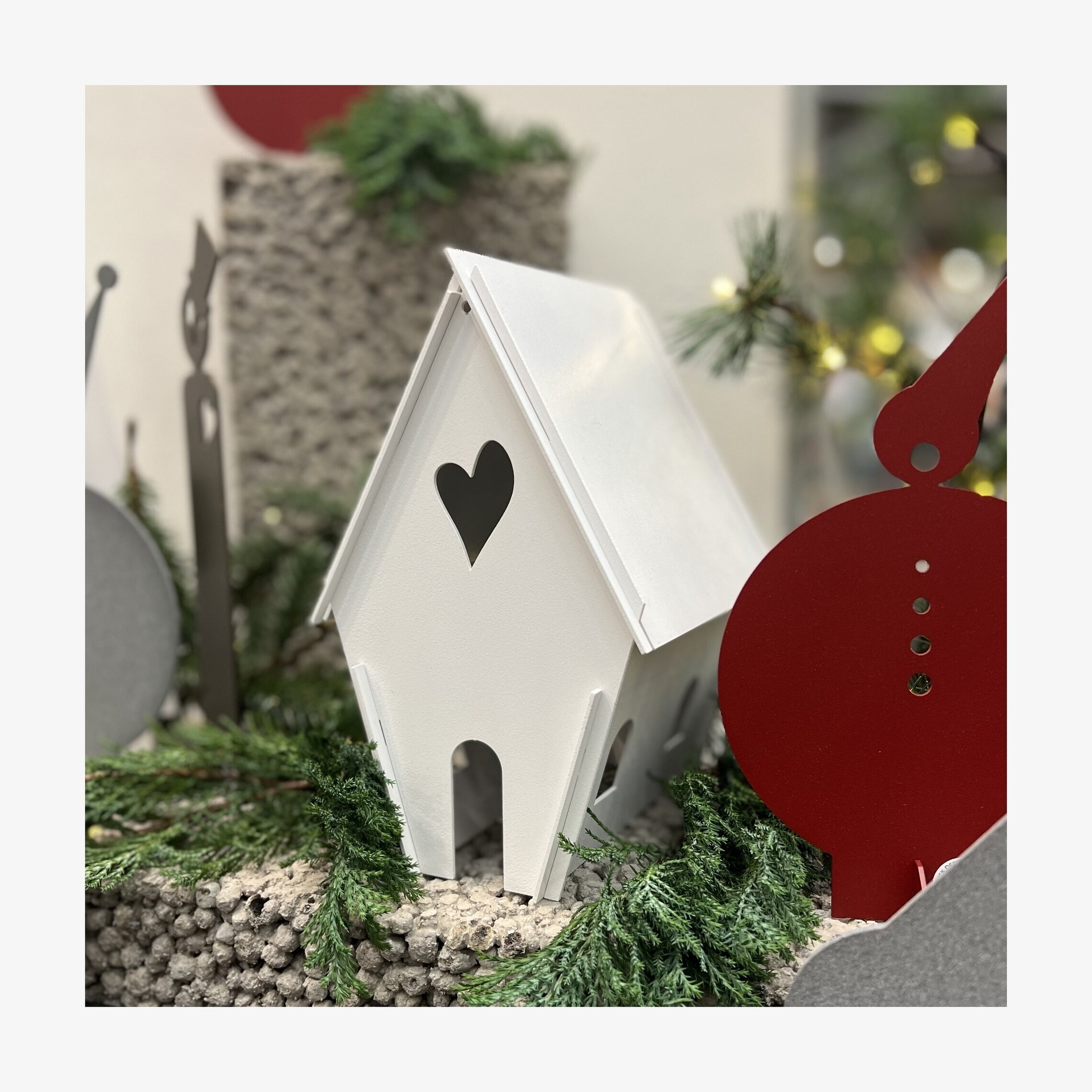 #ÄlskaPlåt Pepparkakshus Vit från Älskaplåt med granris