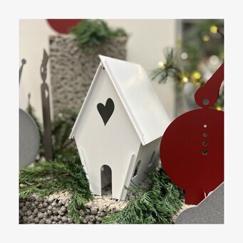 #ÄlskaPlåt Pepparkakshus Vit från Älskaplåt med granris