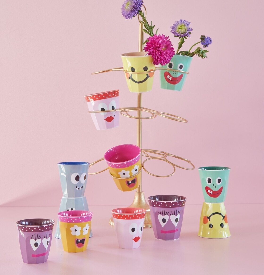 Foto av färgglada och lekfulla muggar med ansikten