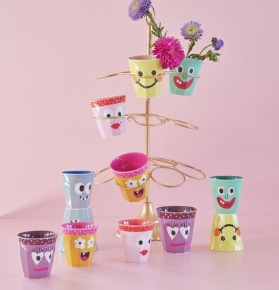 Foto av färgglada och lekfulla muggar med ansikten