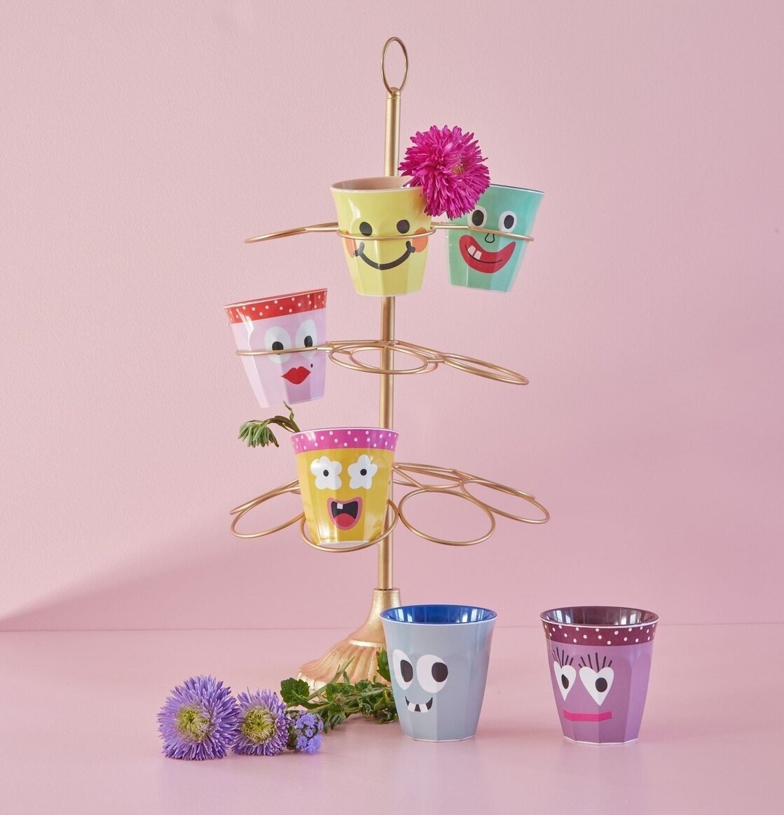 Muggstativ Guld från Rice med sex armar på rosa bakgrund