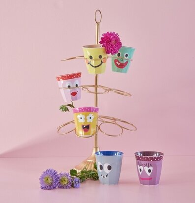 Muggstativ Guld från Rice med sex armar på rosa bakgrund