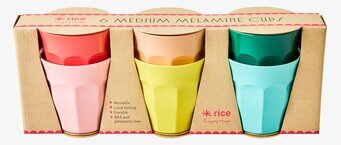 Bild av färgglada, återanvändbara medelstora muggar