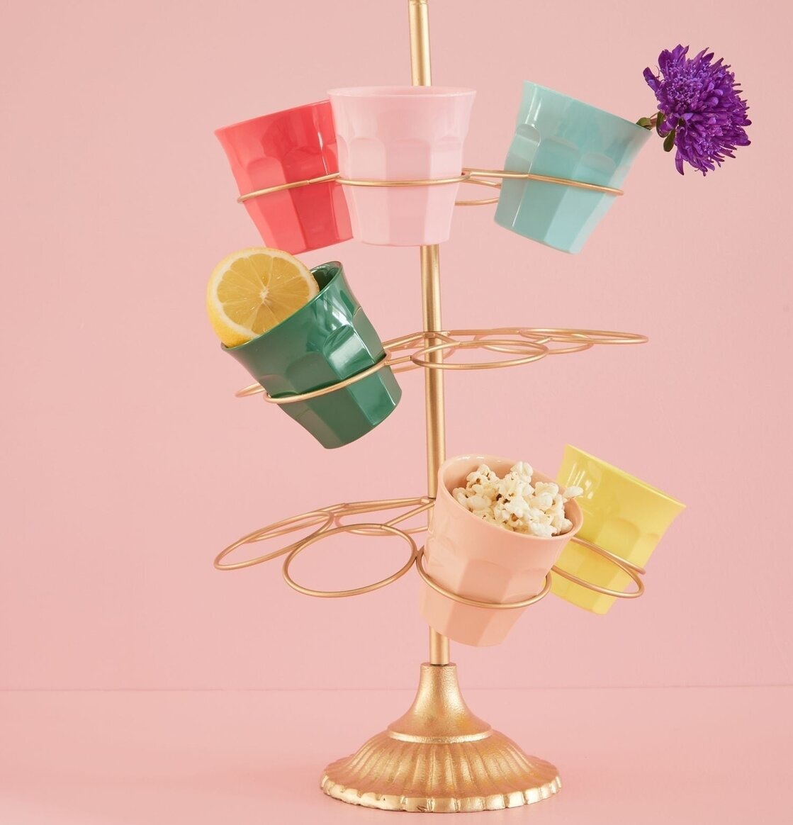 Bild av färgglada muggar i elegant gyllene hållare