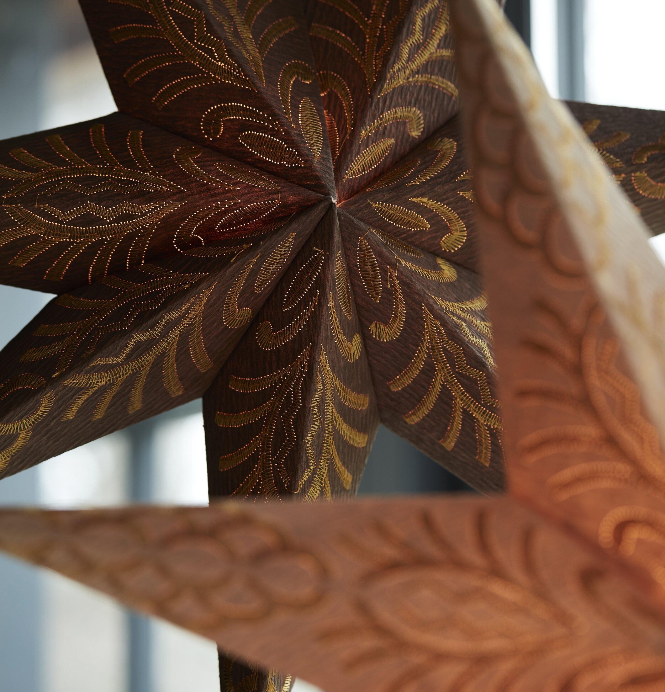 Julstjärna Celeste Star Brown/Gold från PR Home i fönster