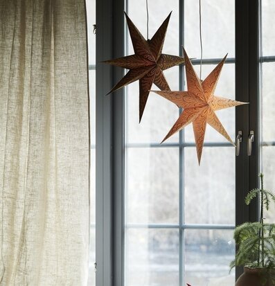 Julstjärna Celeste Star Brown/Gold från PR Home i fönster