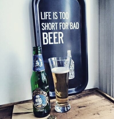 Bricka Beer från I Love Design med texten LIFE IS TOO SHORT