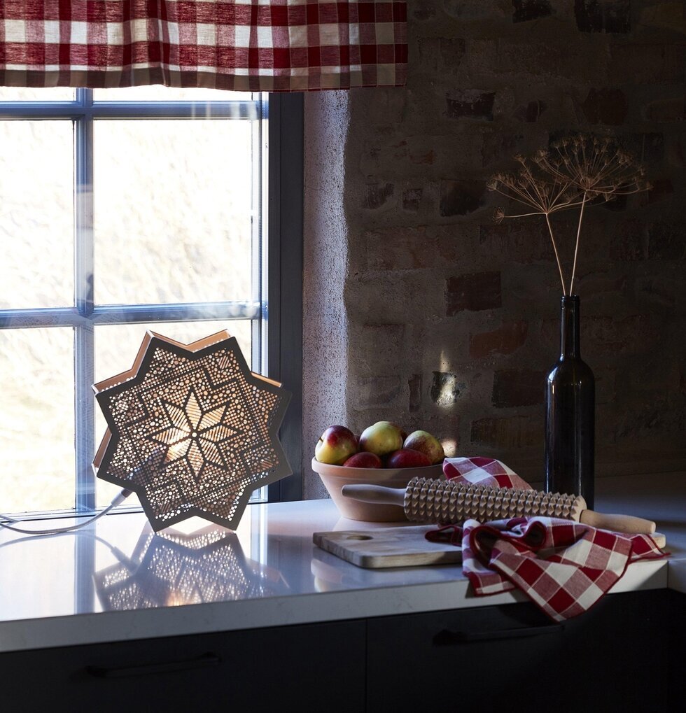 Julstjärna Elvira Star från PR Home på vit köksbänk